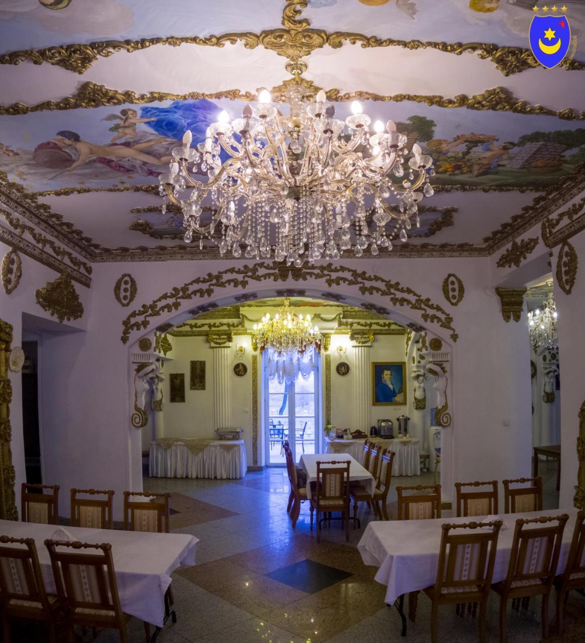 Palac Tarnowskich Островец-Свентокшиский Экстерьер фото