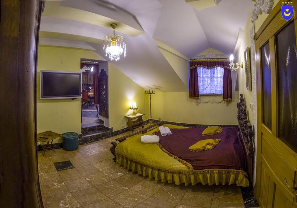 Palac Tarnowskich Островец-Свентокшиский Экстерьер фото
