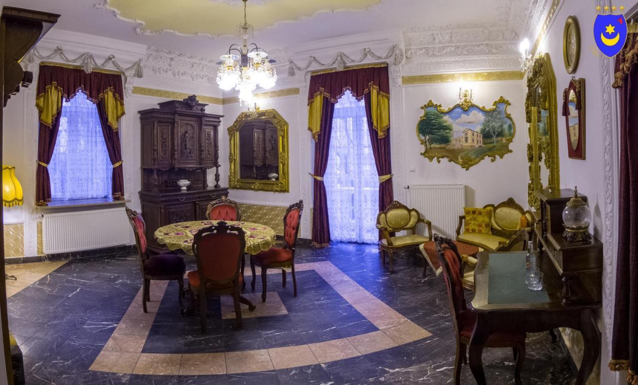 Palac Tarnowskich Островец-Свентокшиский Экстерьер фото