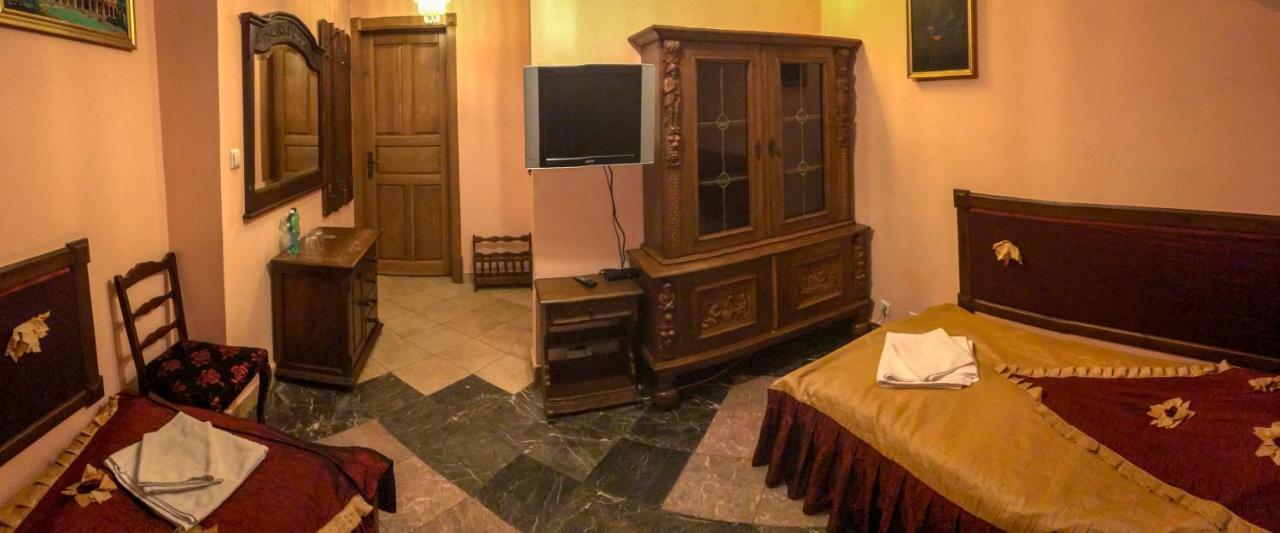 Palac Tarnowskich Островец-Свентокшиский Экстерьер фото