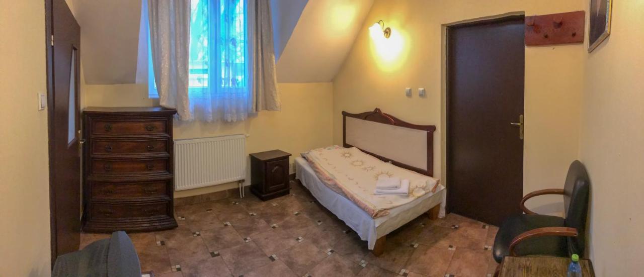 Palac Tarnowskich Островец-Свентокшиский Экстерьер фото